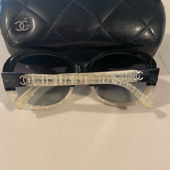 Chanel Sunglasses - classic black and white CC - Picture 2 of 11